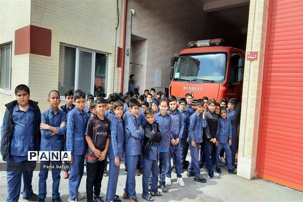 بازدید دانش‌آموزان مدرسه شاهد غدیر بافق از مرکز آتش نشانی
