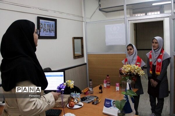 اهدای گل به مسئولان اداره‌کل آموزش و پرورش شهرستان‌های تهران در آغاز هفته امور تربیتی