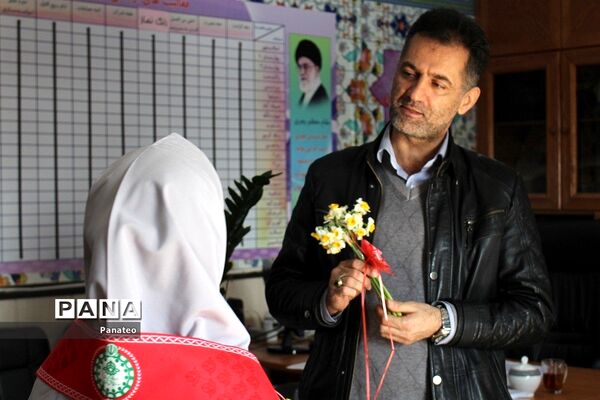 اهدای گل به مسئولان اداره‌کل آموزش و پرورش شهرستان‌های تهران در آغاز هفته امور تربیتی