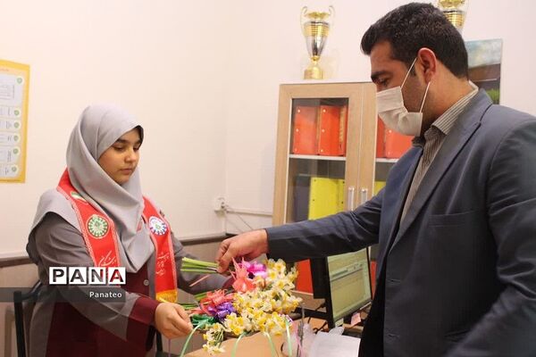 اهدای گل به مسئولان اداره‌کل آموزش و پرورش شهرستان‌های تهران در آغاز هفته امور تربیتی
