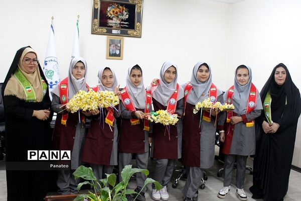 اهدای گل به مسئولان اداره‌کل آموزش و پرورش شهرستان‌های تهران در آغاز هفته امور تربیتی
