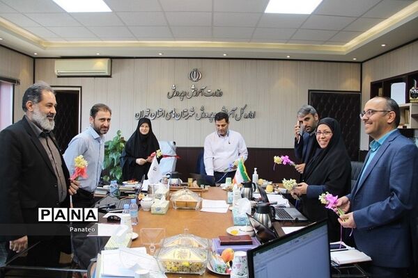 اهدای گل به مسئولان اداره‌کل آموزش و پرورش شهرستان‌های تهران در آغاز هفته امور تربیتی