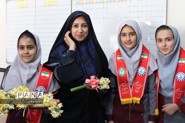 اهدای گل به مسئولان اداره‌کل آموزش و پرورش شهرستان‌های تهران در آغاز هفته امور تربیتی