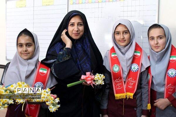 اهدای گل به مسئولان اداره‌کل آموزش و پرورش شهرستان‌های تهران در آغاز هفته امور تربیتی