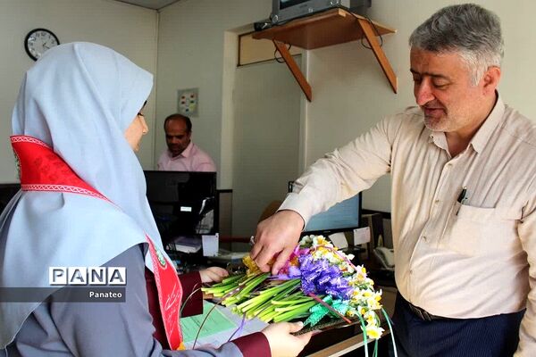 اهدای گل به مسئولان اداره‌کل آموزش و پرورش شهرستان‌های تهران در آغاز هفته امور تربیتی