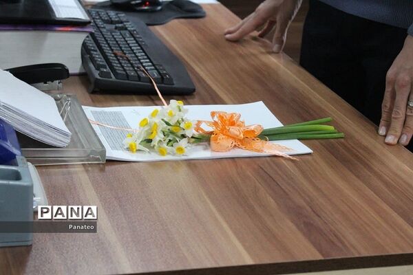 اهدای گل به مسئولان اداره‌کل آموزش و پرورش شهرستان‌های تهران در آغاز هفته امور تربیتی
