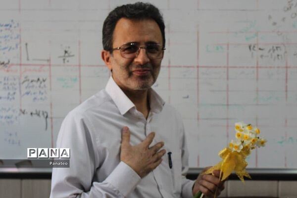 اهدای گل به مسئولان اداره‌کل آموزش و پرورش شهرستان‌های تهران در آغاز هفته امور تربیتی