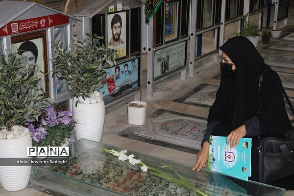 عطر افشانی قبور مطهره شهدا در بوشهر