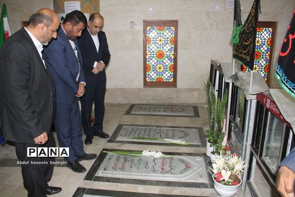 عطر افشانی قبور مطهره شهدا در بوشهر