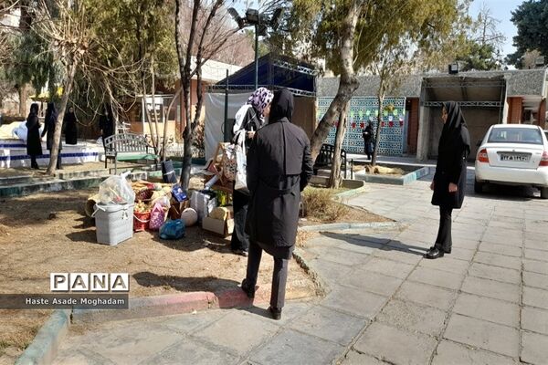 آماده‌سازی غرفه دستاوردهای دانش‌آموزان کانون‌ شهدای‌ ملارد در جشنواره صنایع‌دستی شهرستان‌های استان تهران در شهر ری