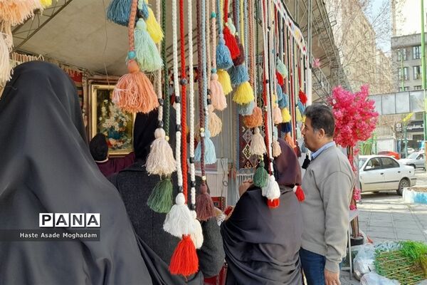 آماده‌سازی غرفه دستاوردهای دانش‌آموزان کانون‌ شهدای‌ ملارد در جشنواره صنایع‌دستی شهرستان‌های استان تهران در شهر ری