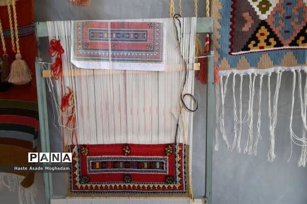 آماده‌سازی غرفه دستاوردهای دانش‌آموزان کانون‌ شهدای‌ ملارد در جشنواره صنایع‌دستی شهرستان‌های استان تهران در شهر ری