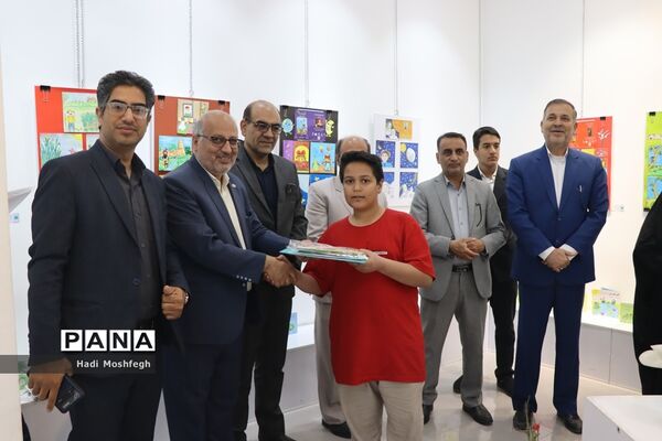 برپایی گالری نقاشی روزن عشق  در نگارخانه ایمان و اندیشه آموزش و پرورش استان فارس