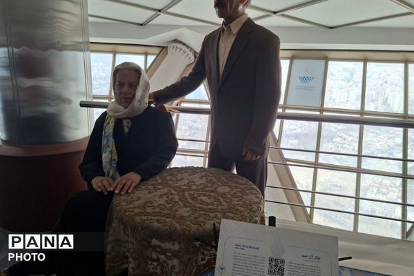 بازدید پرشور دختران دبیرستان قیام و بعثت‌۲ از بلندترین نماد پایتخت