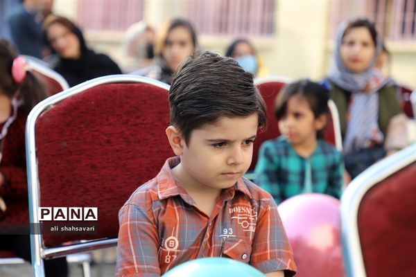 نواختن زنگ غنچه‌ها در کرمانشاه