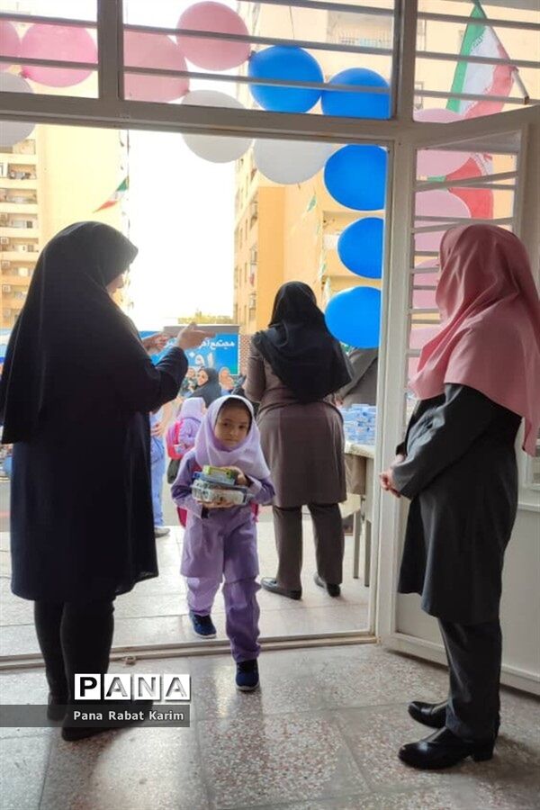 جشن شکوفه‌ها در آموزشگاه افق پرند