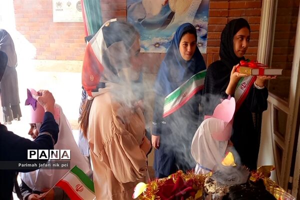 برگزاری جشن شکوفه‌ها در دبستان دخترانه گل‌نرگس شهرستان قرچک