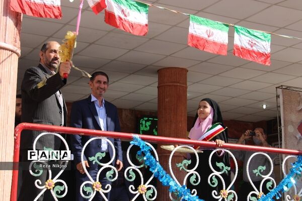 شکوفه‌های حسینی بهارستان در اولین روز از سال تحصیلی
