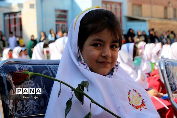 شکوفه‌های حسینی بهارستان در اولین روز از سال تحصیلی