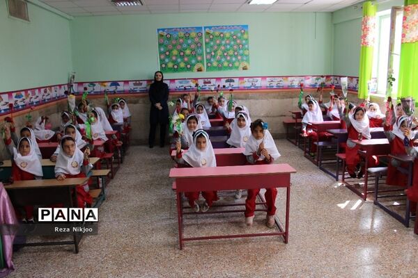 شکوفه‌های حسینی بهارستان در اولین روز از سال تحصیلی