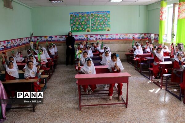 شکوفه‌های حسینی بهارستان در اولین روز از سال تحصیلی