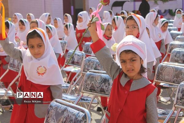 شکوفه‌های حسینی بهارستان در اولین روز از سال تحصیلی