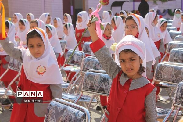 شکوفه‌های حسینی بهارستان در اولین روز از سال تحصیلی