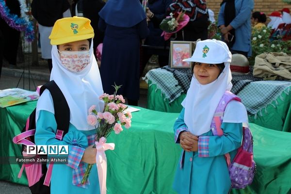 نواختن زنگ بهار علم و تربیت در مدارس استان سمنان