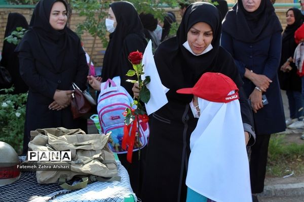 نواختن زنگ بهار علم و تربیت در مدارس استان سمنان