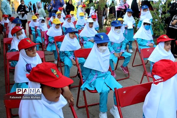 نواختن زنگ بهار علم و تربیت در مدارس استان سمنان