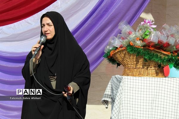 نواختن زنگ بهار علم و تربیت در مدارس استان سمنان