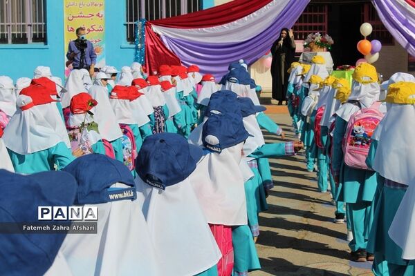 نواختن زنگ بهار علم و تربیت در مدارس استان سمنان
