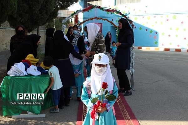 نواختن زنگ بهار علم و تربیت در مدارس استان سمنان