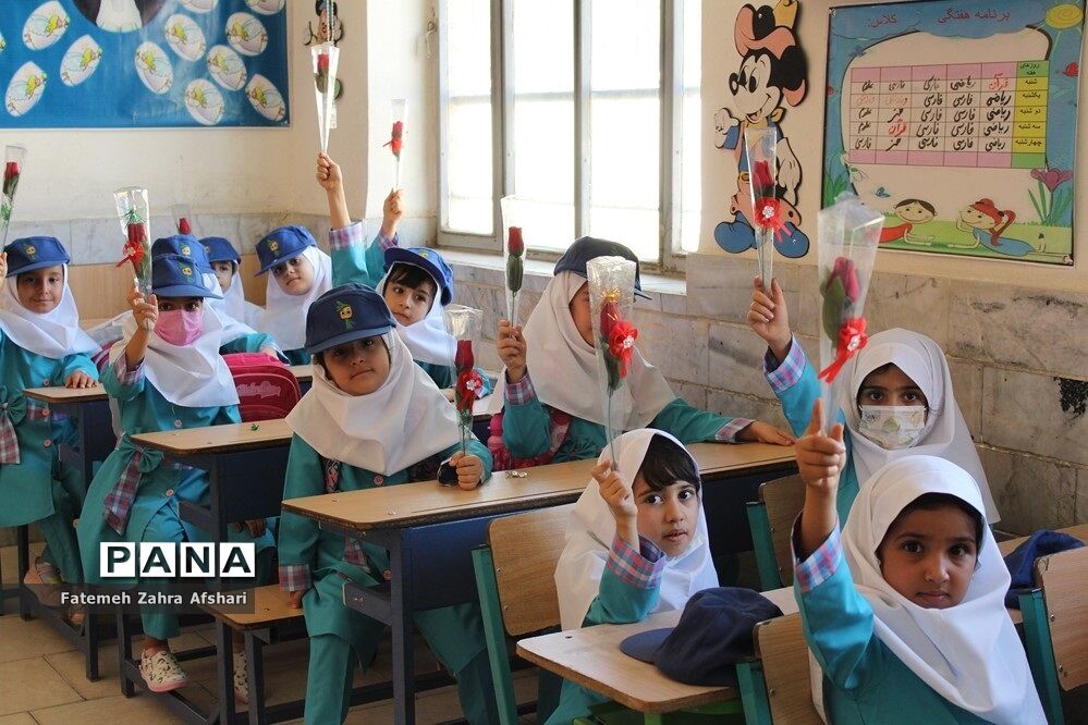 نواختن زنگ بهار علم و تربیت در مدارس استان سمنان