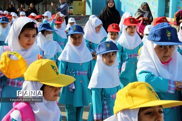 نواختن زنگ بهار علم و تربیت در مدارس استان سمنان