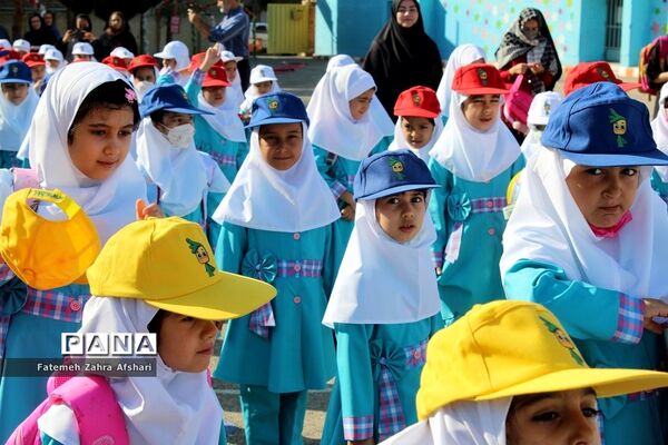 نواختن زنگ بهار علم و تربیت در مدارس استان سمنان