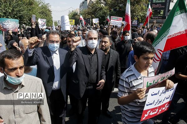 راهپیمایی مردم در محکومیت حرکات هنجارشکنانه با حضور وزیر آموزش و  پرورش
