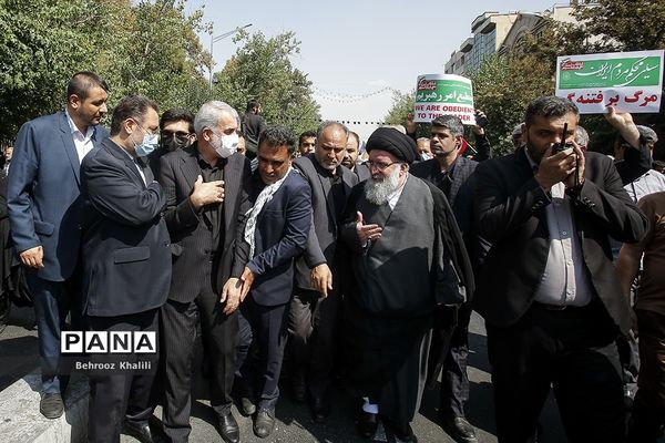 راهپیمایی مردم در محکومیت حرکات هنجارشکنانه با حضور وزیر آموزش و  پرورش