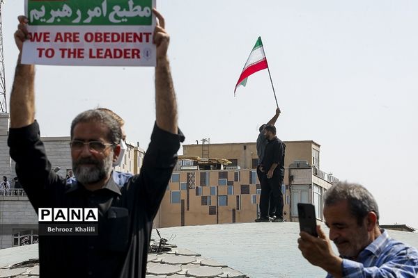 راهپیمایی مردم در محکومیت حرکات هنجارشکنانه با حضور وزیر آموزش و  پرورش