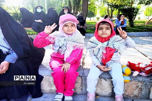 همایش بزرگ پیاده‌روی خانوادگی در شهرستان فارسان به‌مناسب هفته دفاع مقدس