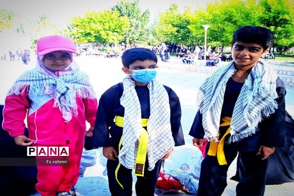 همایش بزرگ پیاده‌روی خانوادگی در شهرستان فارسان به‌مناسب هفته دفاع مقدس