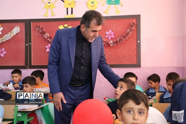 نواختن زنگ شکوفه‌ها در کرمانشاه