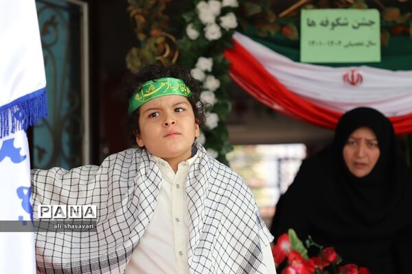 نواختن زنگ شکوفه‌ها در کرمانشاه