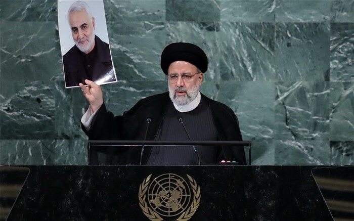 بالابردن تصویر شهید‌سلیمانی نشان داد که ایران به محاکمه جنایت‌کاران ادامه خواهد داد