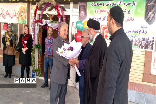 نواختن زنگ شروع شمیم مهرمحمدی در مدارس شهرستان نظرآباد