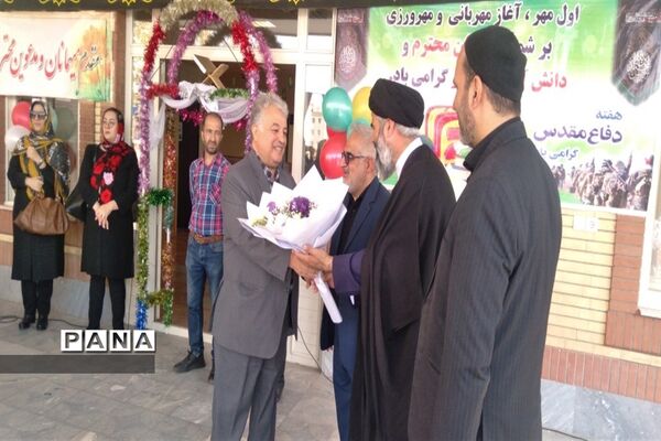 نواختن زنگ شروع شمیم مهرمحمدی در مدارس شهرستان نظرآباد