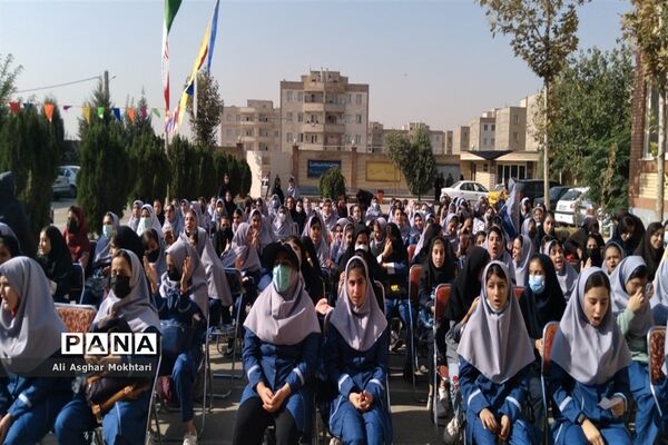 نواختن زنگ شروع شمیم مهرمحمدی در مدارس شهرستان نظرآباد
