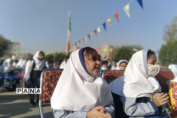 نواختن زنگ شروع شمیم مهرمحمدی در مدارس شهرستان نظرآباد