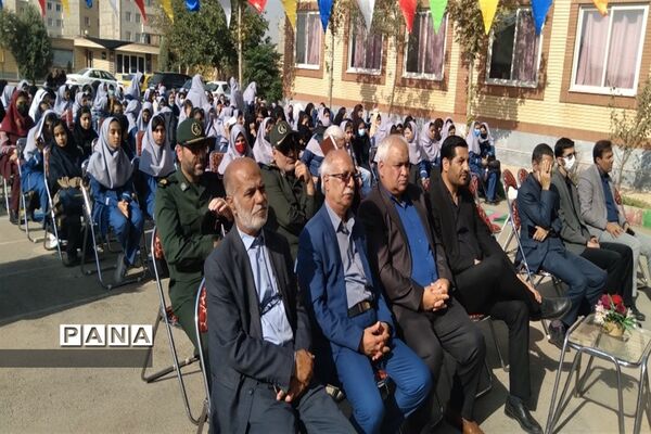نواختن زنگ شروع شمیم مهرمحمدی در مدارس شهرستان نظرآباد