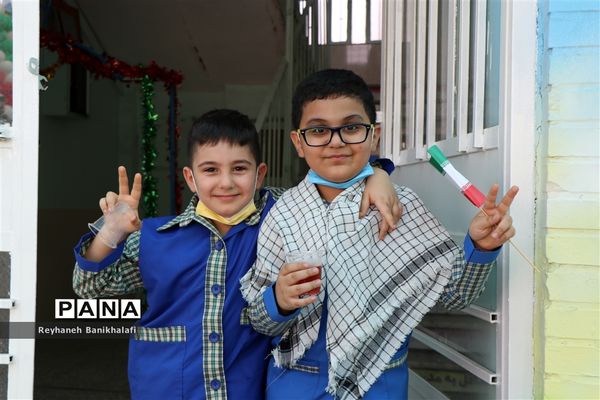 نواختن زنگ شکوفه‌های حسینی در ناحیه 2  اهواز-2